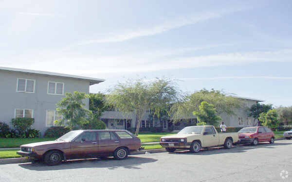 Primary Photo - 5652-5674 Clemson St