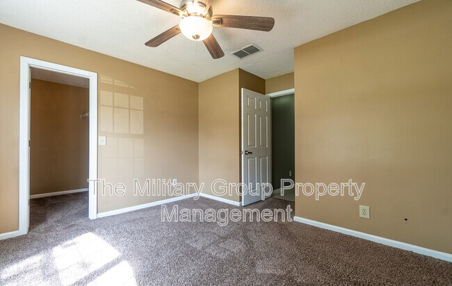 Building Photo - 12565 Long Lake Ct