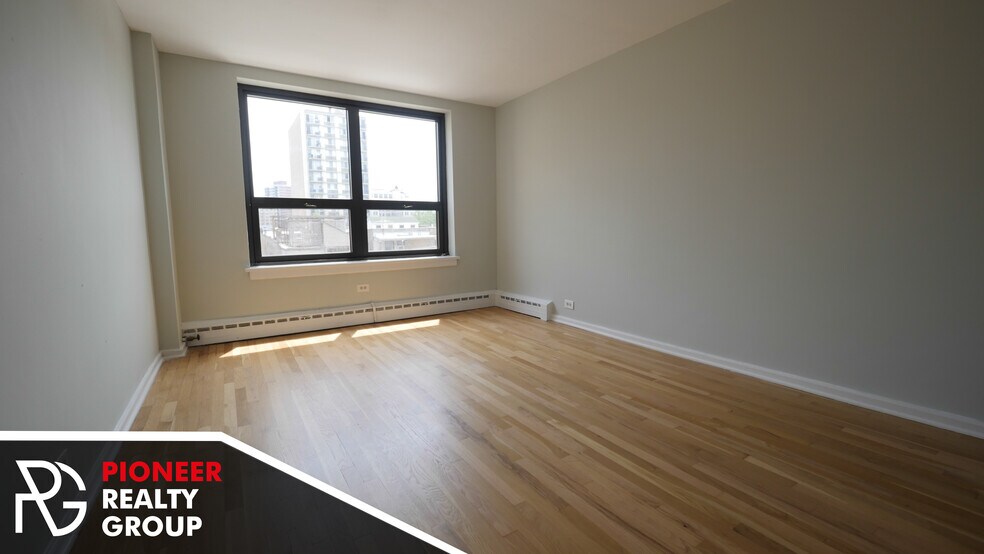 Building Photo - 433 W Wellington Ave