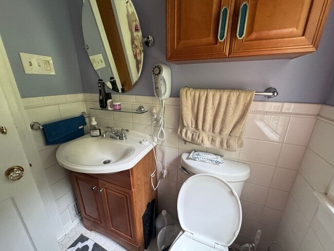 Building Photo - Beautifully Furnished Three Bedroom Home