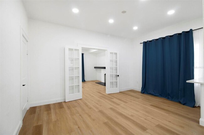 Building Photo - 1024 E Crenshaw St