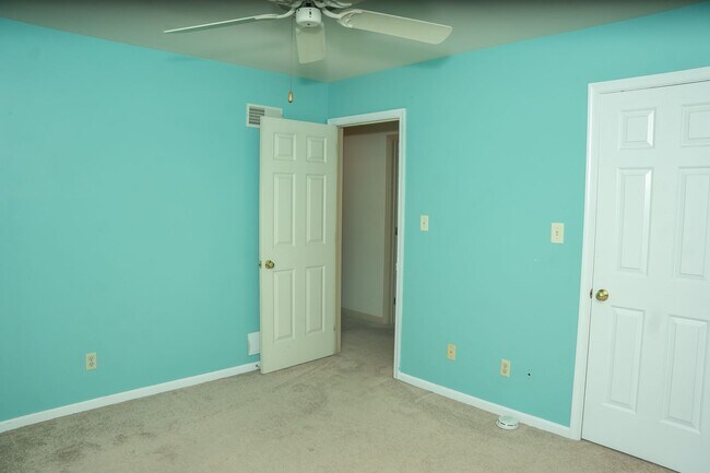 Building Photo - 922 Pinetree Way