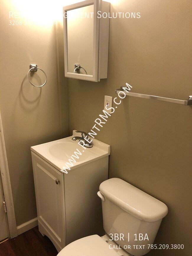 Building Photo - 3208 SW Sena Dr