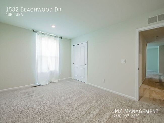 Building Photo - 1582 Beachwood Dr