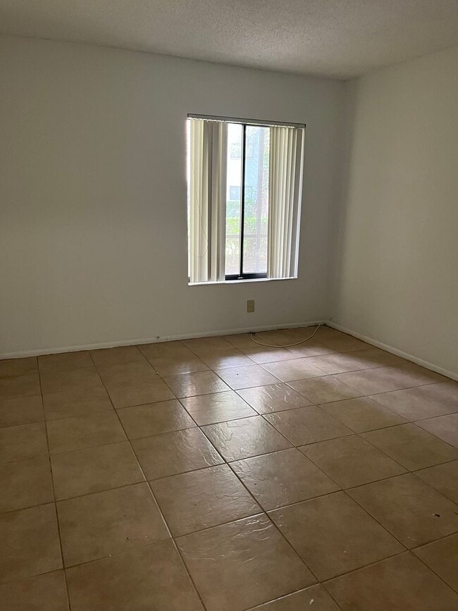 Building Photo - 3300 Fox Chase Cir