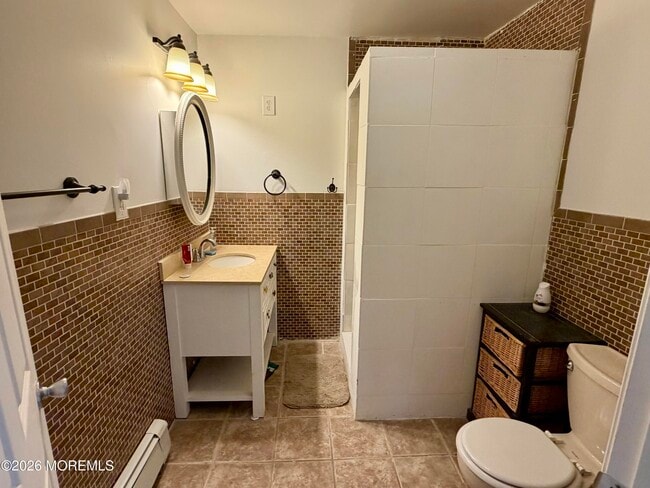 Building Photo - 546 E Bayview Ave