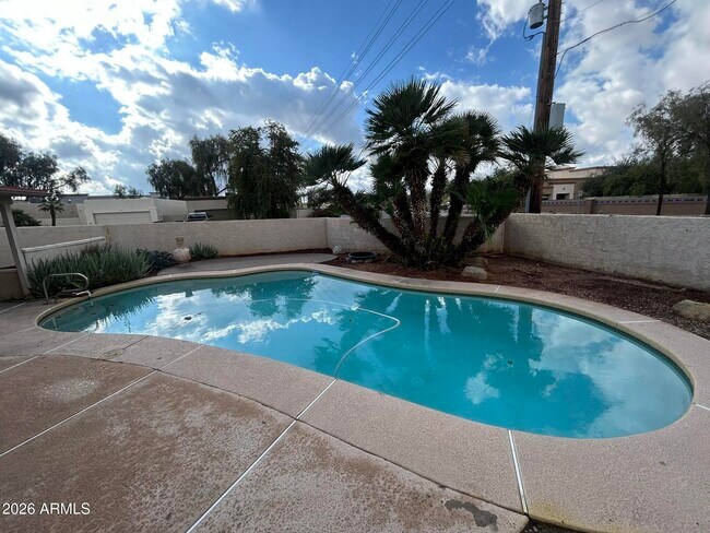 Building Photo - 2120 N Yucca Ct