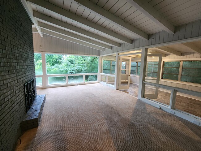 Building Photo - 4001 Calhoun Dr