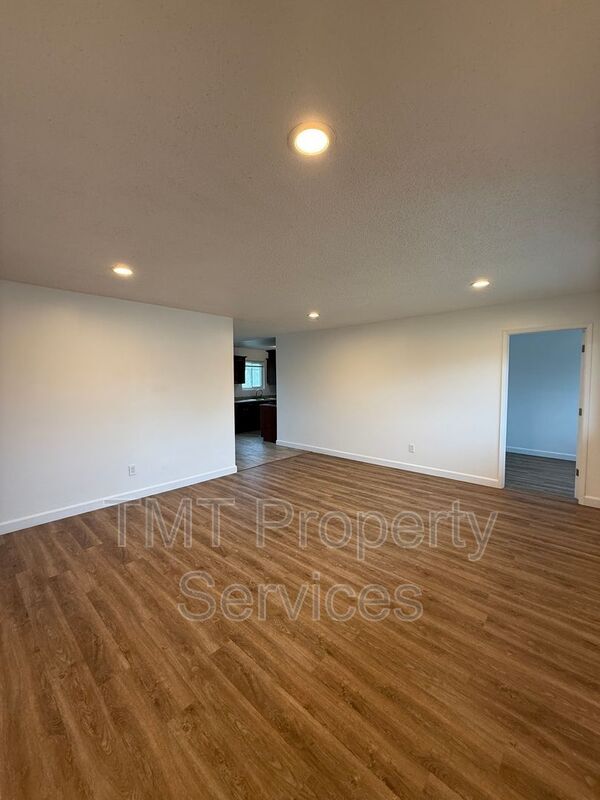 Building Photo - 803 W Harding Ave