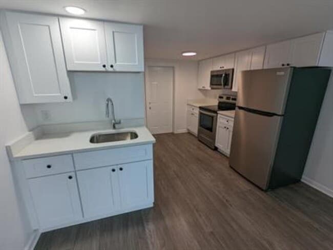 Building Photo - 1131 Queen St N