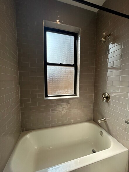 Building Photo - 1000 Crain St