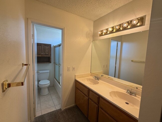 Building Photo - Silverlake's Home- 3 Bedrooms, 2 Bathrooms...