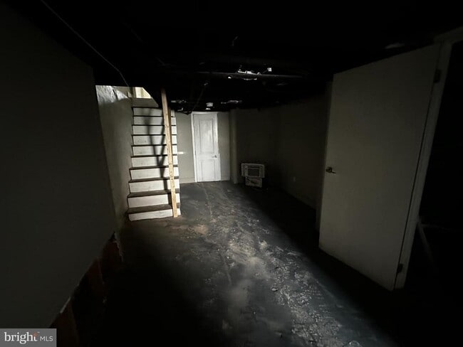 Building Photo - 6142 Larchwood Ave