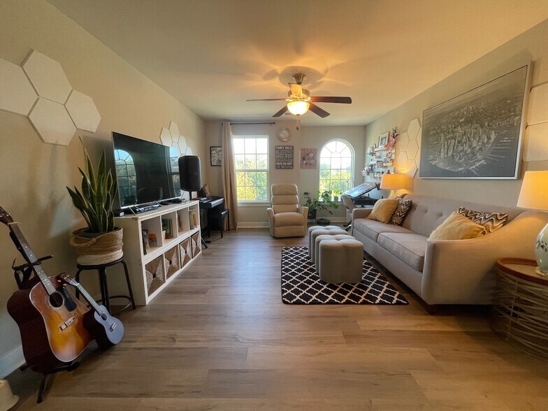 Versatile loft area - 3007 Sun Valley Dr
