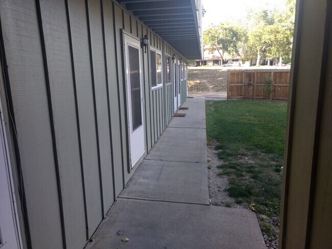 Building Photo - Updated 2 Bed 1 Bath Townhouse close to downtown Louisville