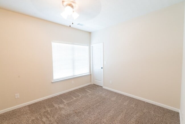 Building Photo - 3 Bedroom 2.5 Bath With Large Backyard