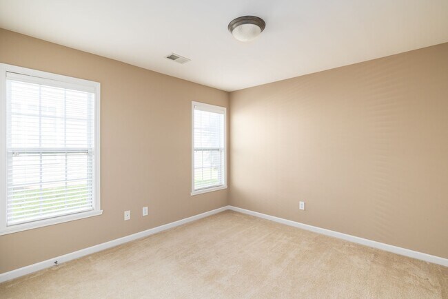 Building Photo - Charming Residence with Modern Amenities and Community center access