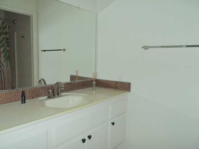 Building Photo - Beautiful 1-Bedroom Condo in Prime Bella V...
