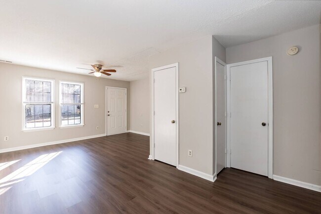 Building Photo - Two Bedroom Home!