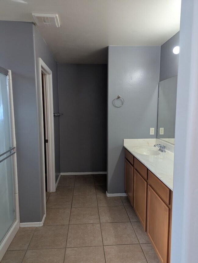 Building Photo - Great Northwest Home with Solar!