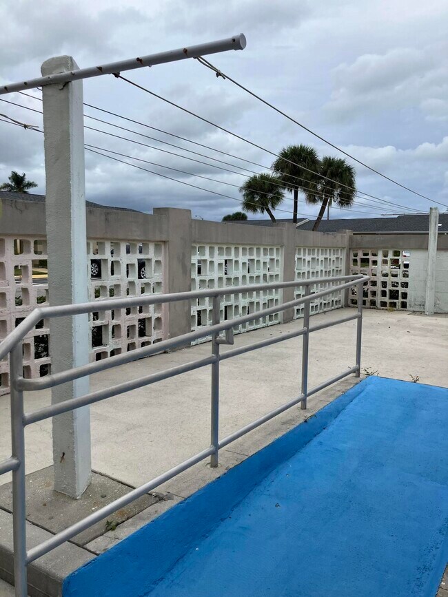 Building Photo - 5483 Cresthaven Blvd