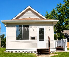Building Photo - 2 Bedroom/ 1 Bathroom House