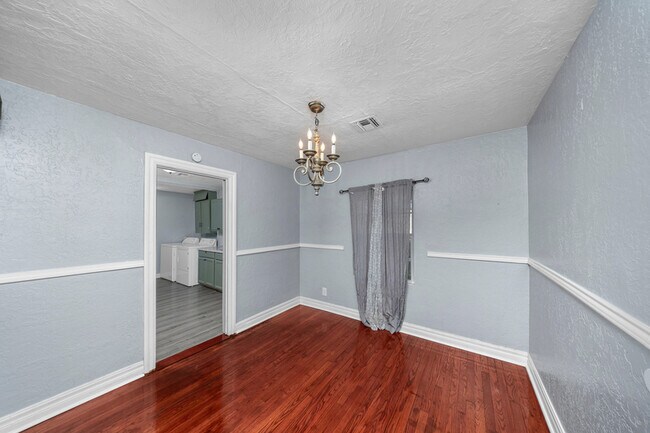 Building Photo - 1709 NW Oak Ave