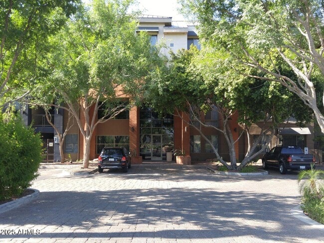 Primary Photo - 1701 E Colter St