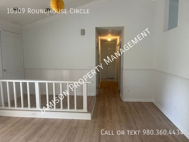Building Photo - 10309 Roundhouse Cir