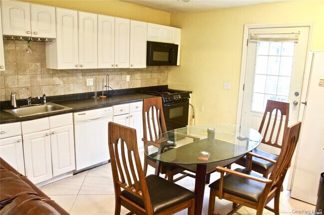 Building Photo - 117 Blydenburgh Ave