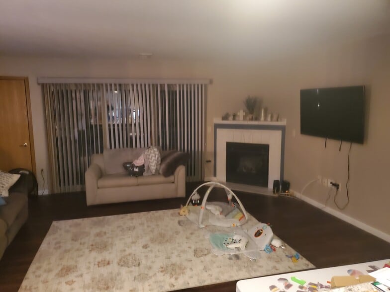 Living Room - 956 Roseland Dr