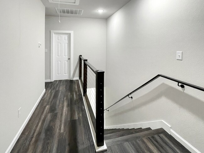 Building Photo - 3215 Chenault St