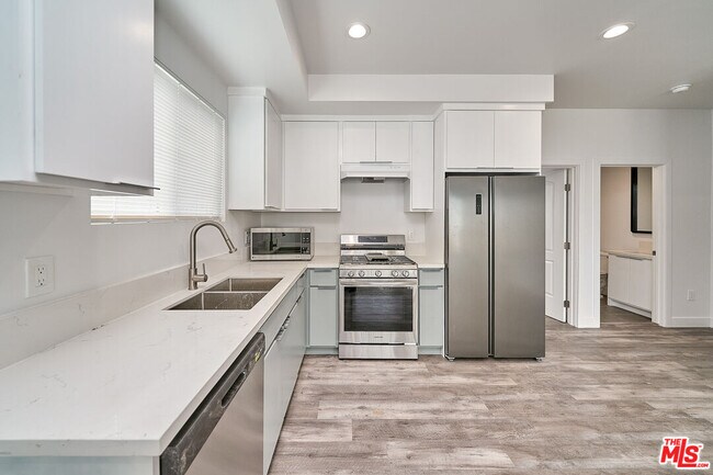 Building Photo - 605 1/2 W 41st Pl