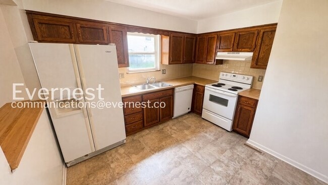 Building Photo - 3 Bed/2.5 Bath Townhome with Fenced Yard / Pets Not Accepted / Vouchers Accepted / Coming Soon!