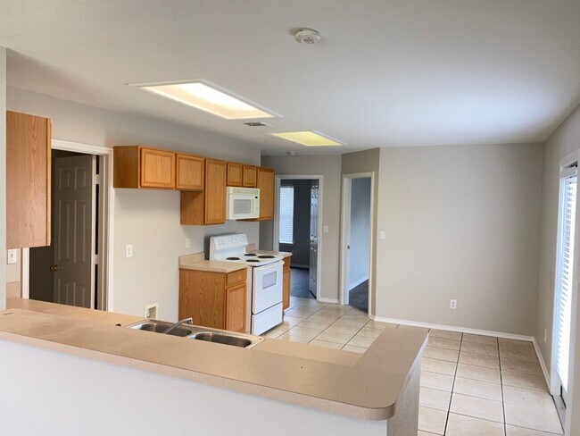Building Photo - New Braunfels 3 Bedroom Single Story Duplex Available NOW!