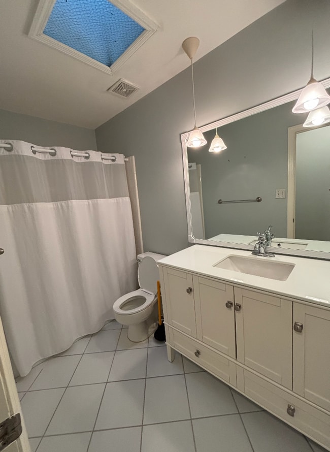 Building Photo - Three bedroom, Two Bathroom Single Family Home for Rent in Wilmington Park!