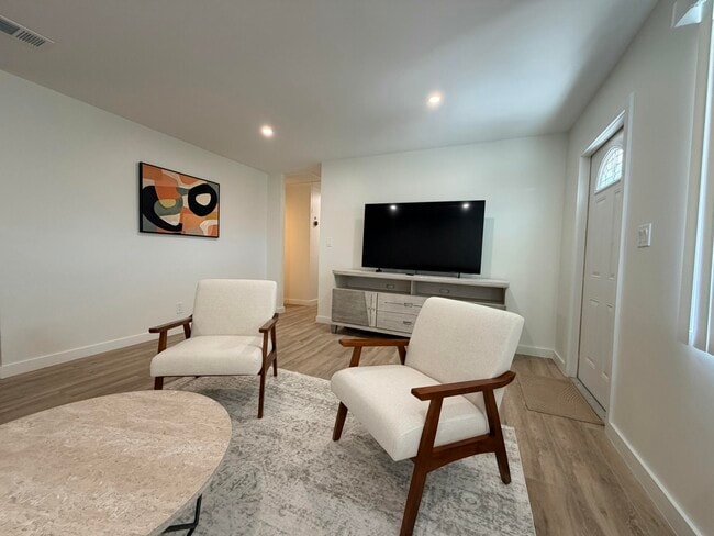 Building Photo - 908 Lighthouse Dr