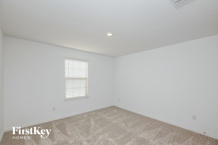 Building Photo - 2516 Northcote Dr