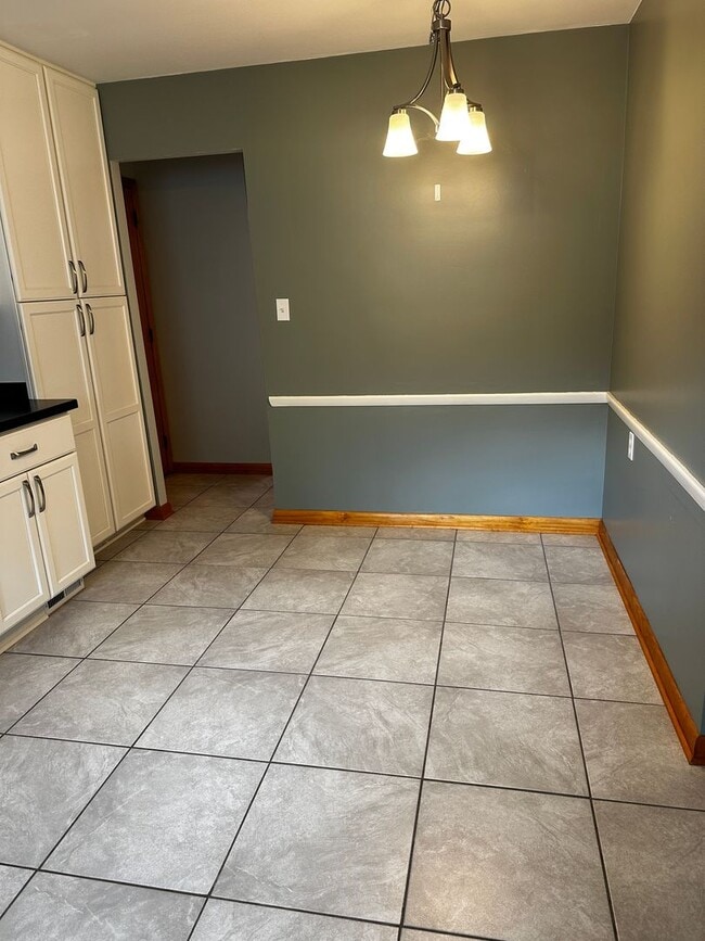 Building Photo - North Olmsted -5 Bedroom 2 1/2 bath large ...