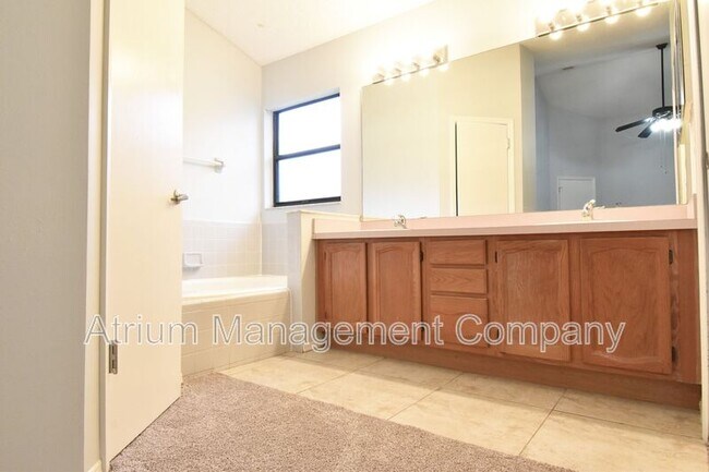 Building Photo - 277 Lakebreeze Cir