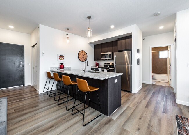 Building Photo - 2 Bedroom 2 Bath Luxury Apartment near Garden of the Gods and Ute Valley