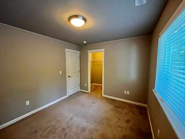 Building Photo - Large 4bed/3bath Home