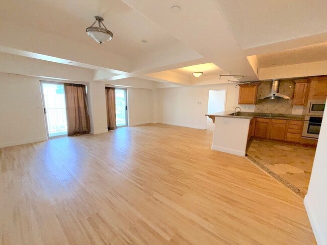 Building Photo - Riverwalk Tower 2 Bedroom Condo - 2 Parking Spaces/Private Laundry