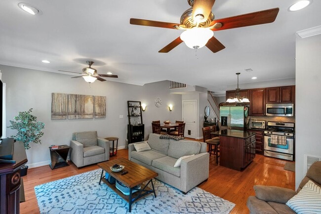 Building Photo - Beautiful 3 Bedroom Bridgeport Townhome!
