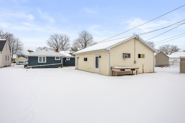 Building Photo - 3 Bedroom House in Neenah