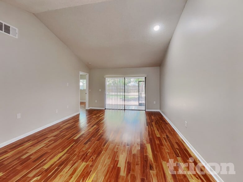 Building Photo - 4442 Sandhurst Dr