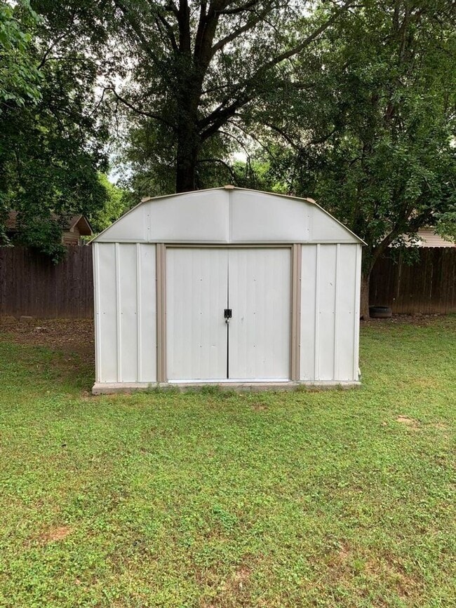 Building Photo - Come take a look at this cute 3 bedroom 1....