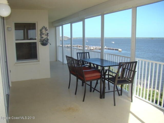 Building Photo - Water front condo