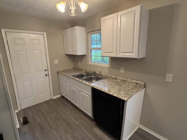 Building Photo - Fully Renovated 3 Bed 2 Bath Now Available for Rent!!