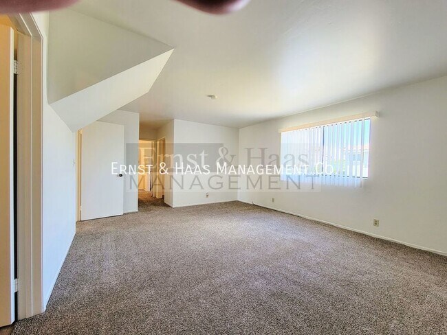 Building Photo - 2755 E Hill St